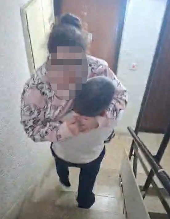 אביה של שי אלמליח סוחב אותה במדרגות בזמן אזעקה