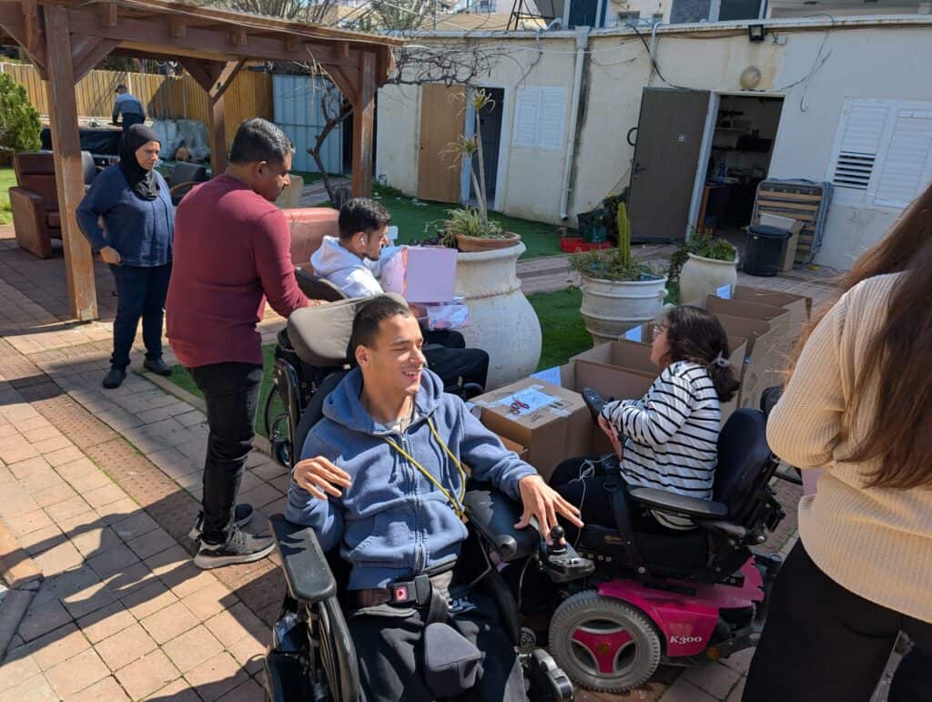 המתנדבים של עמותת כוונים (צילום: מריאנו וקסלר)