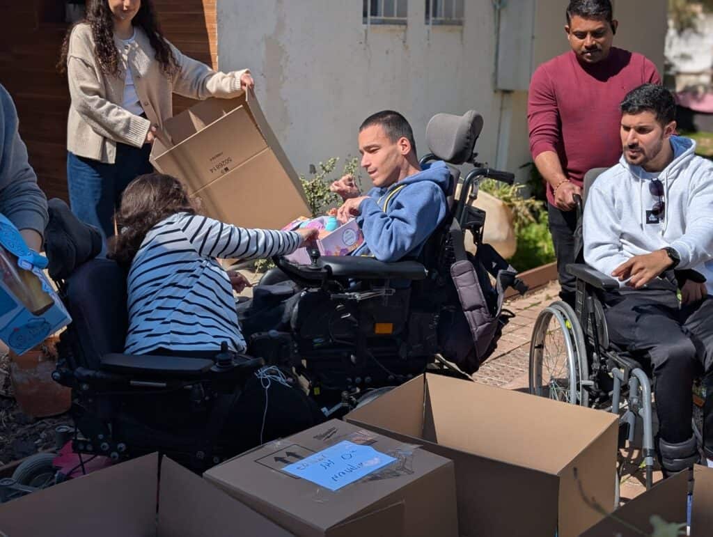 המתנדבים של עמותת כוונים (צילום: מריאנו וקסלר)