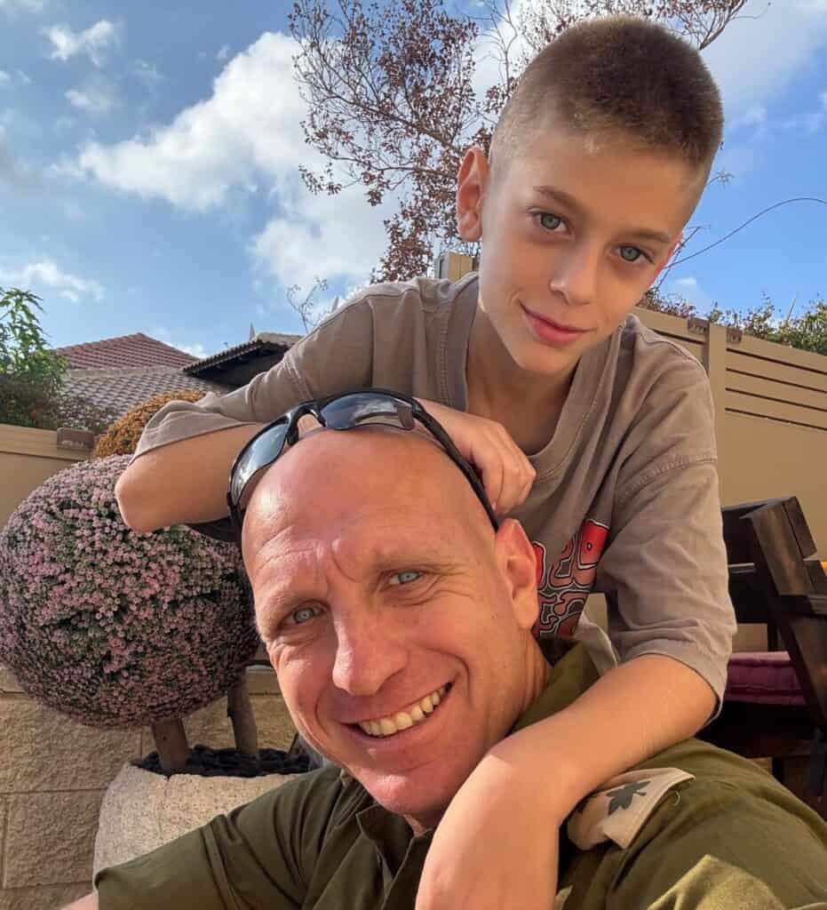 ניר יוגב ובנו דן (באדיבות המשפחה)