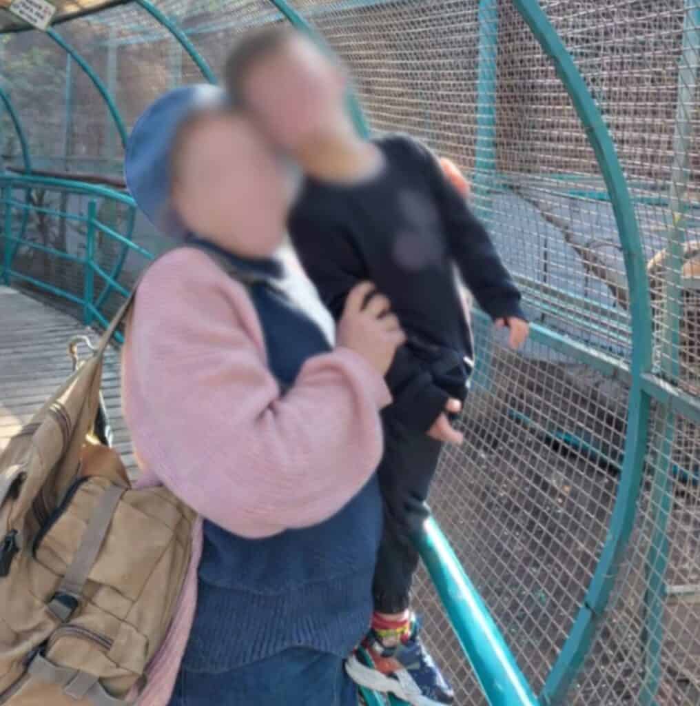 משפחת ברק (שם בדוי) המשמשת אומנה לילד עם מוגבלות (באדיבות המשפחה)