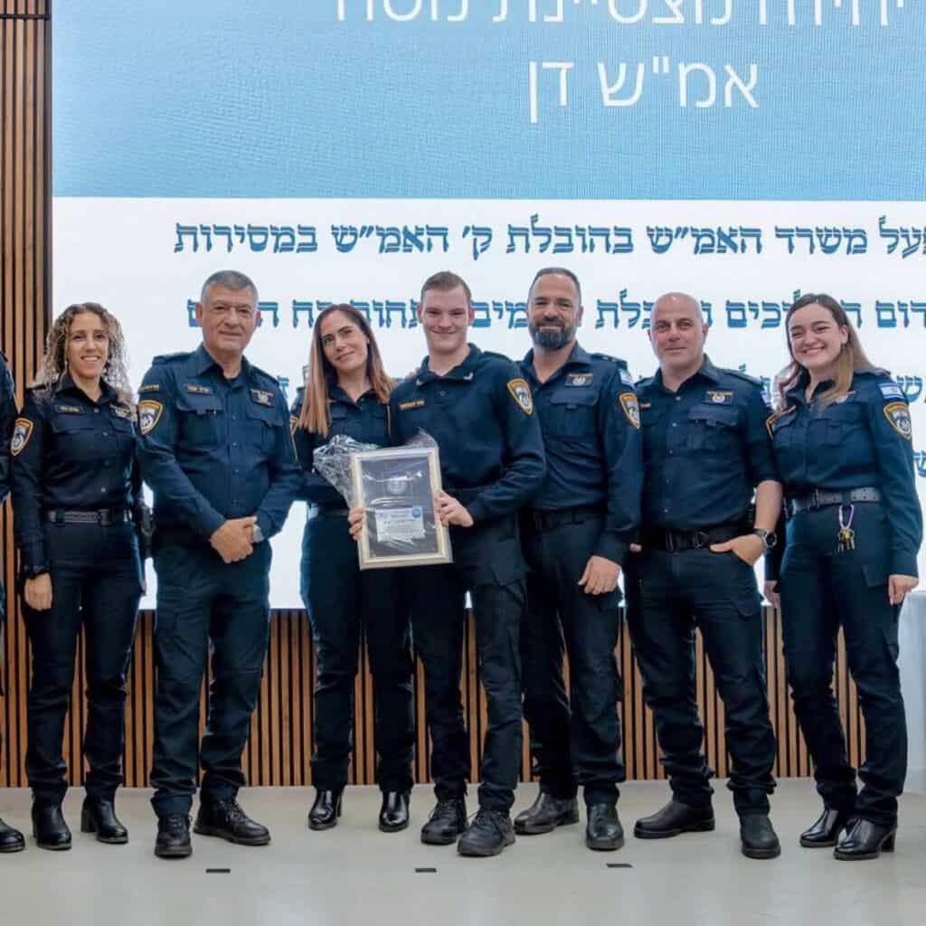 סהר ציבולסקי עם קצינים בכירים בטקס (צילום: דוברות המשטרה)