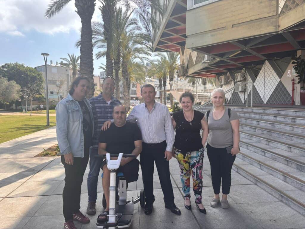 מימין לשמאל: אינגה, אשתו של אלכסנדר, חברת המועצה יסמין וילקומיר, חבר המועצה והמשנה לראש העיר בת ים דוד פפיא, אלכסנדר בקורשוילי, תורם הקלנועית אבי לב ארי וזיו רובינשטיין