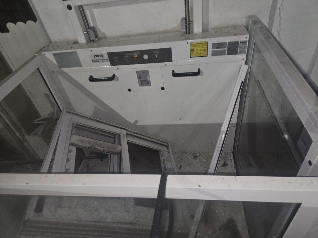 הנזק בדירתה של יהודית ששון בדימונה (באדיבות המצולמת)
