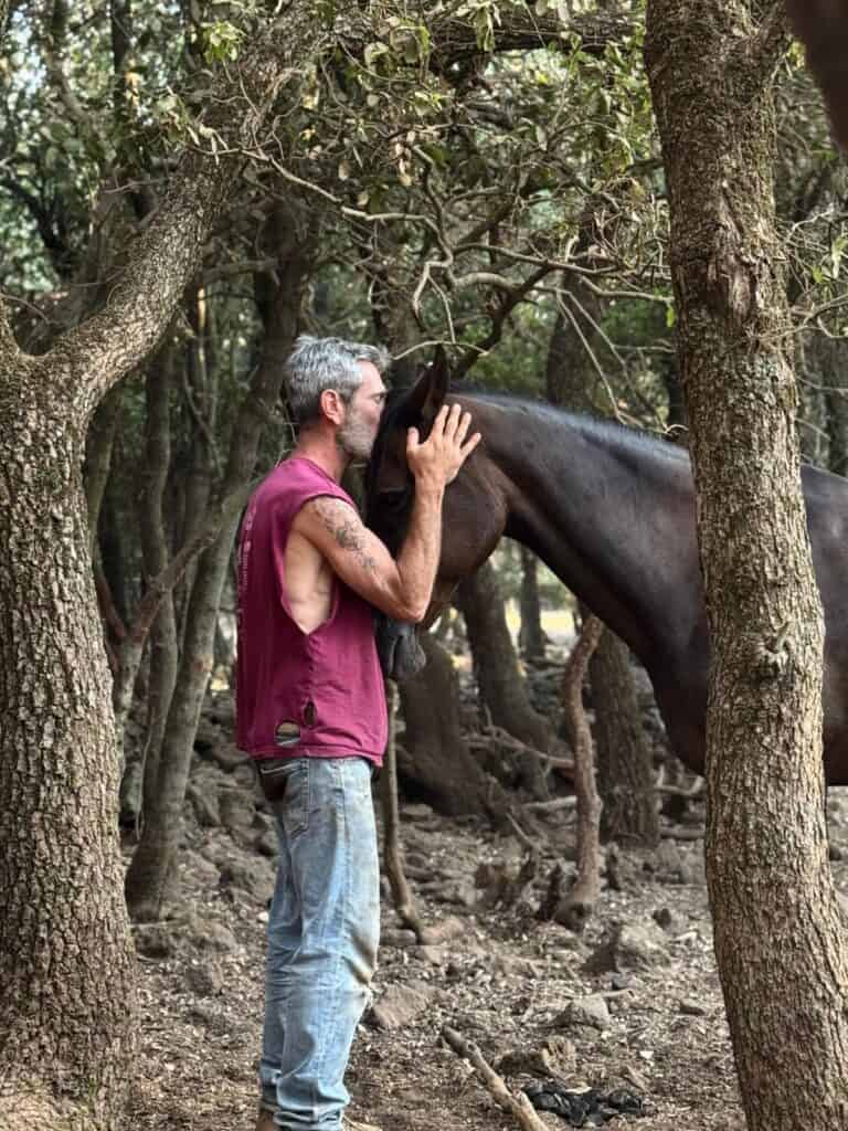 אלון בורנשטיין עם אחד הסוסים בחווה (צילום: מריה בורנשטיין)