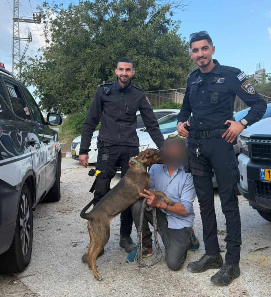 בעלי הכלב והשוטרים לאחר האיחוד המרגש (צילום: דוברות המשטרה)