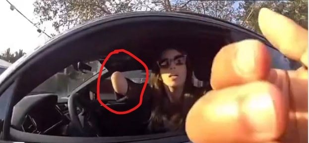 קייטי מציגה את ידה הקטועה בפני השוטר