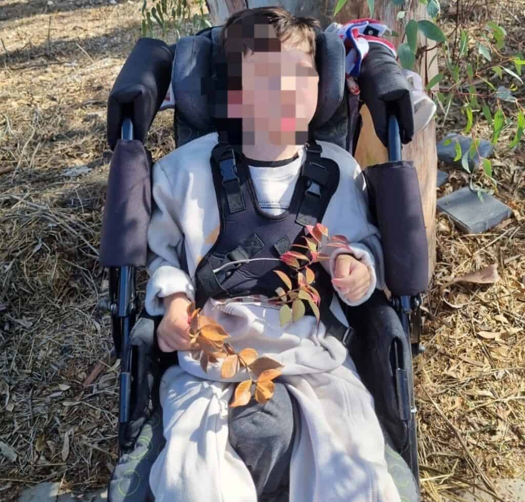 לא יכול לרדת 25 מדרגות למקלט. הילד אורי (שם בדוי) ממושב לימן