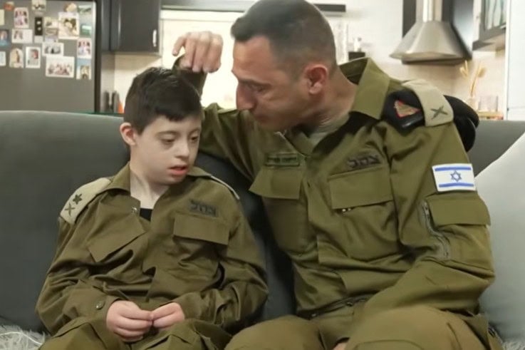 תא"ל הישאם אברהאים ובנו ג'וד עם תסמונת דאון (באדיבות תאגיד השידור הציבורי)