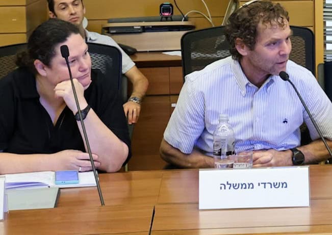 סמנכ"ל קופות חולים במשרד הבריאות ליאור ברק (מימין) ומנהלת המחלקה להתפתחות הילד במשרד ד"ר נעמה יושע-אורפז (צילום: דני שם טוב, דוברות הכנסת)