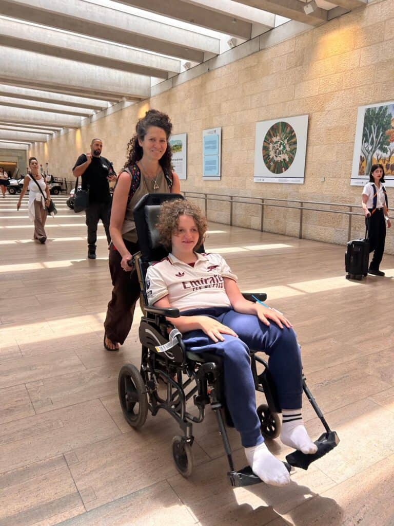 מיקאלה לב ובנה אמור (באדיבות המשפחה)
