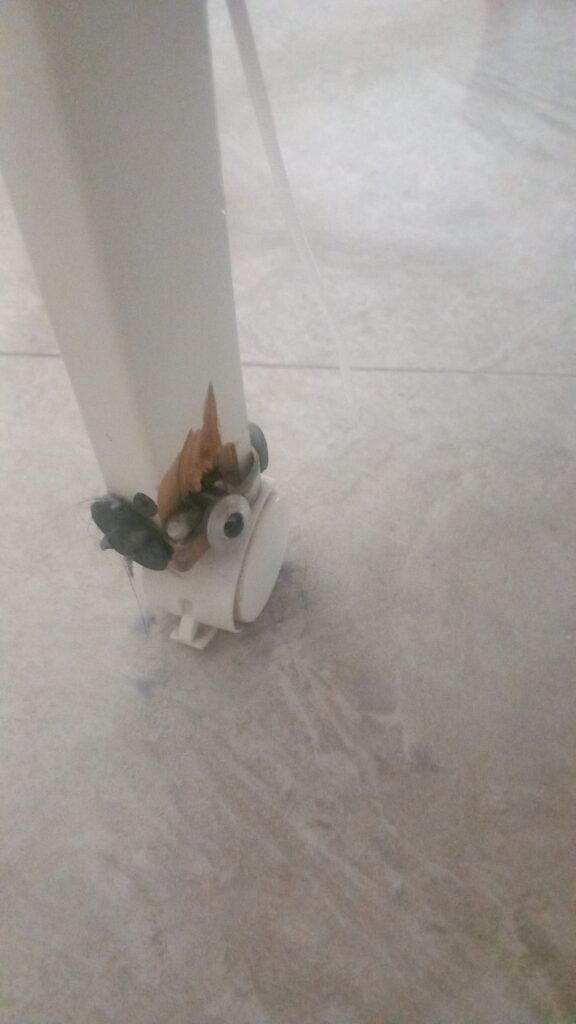 רגל המיטה של אביגיל מודבקת בשל מצבה