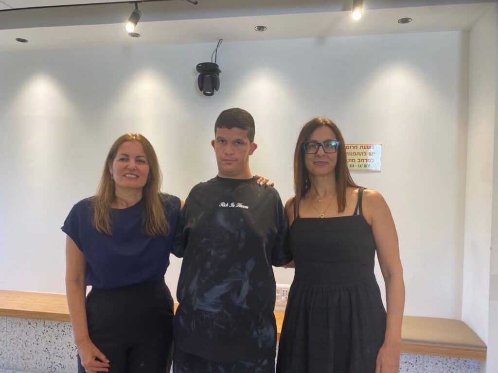 רונאל לב עם ד"ר מירב צהר רוזן, ראש החוג והתוכנית לתואר ראשון בחינוך מיוחד במרכז האקדמי לוינסקי־וינגייט (מימין) וסיגל פרץ יהלומי, מנכ"לית אקים